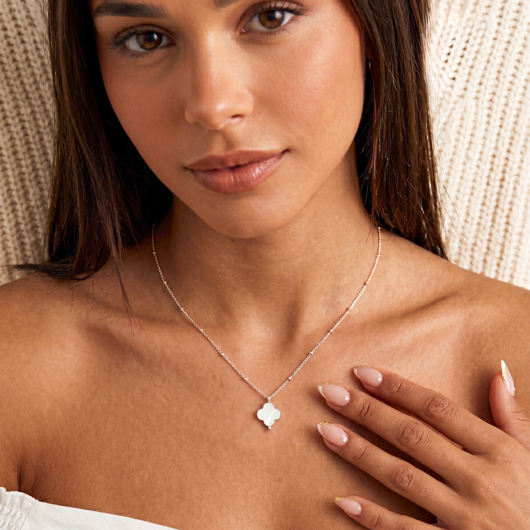 Collier trèfle blanc