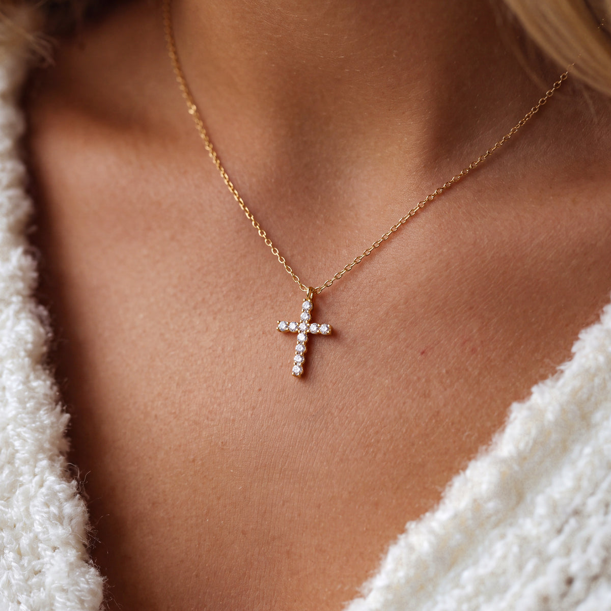 Collier croix en zirconiums