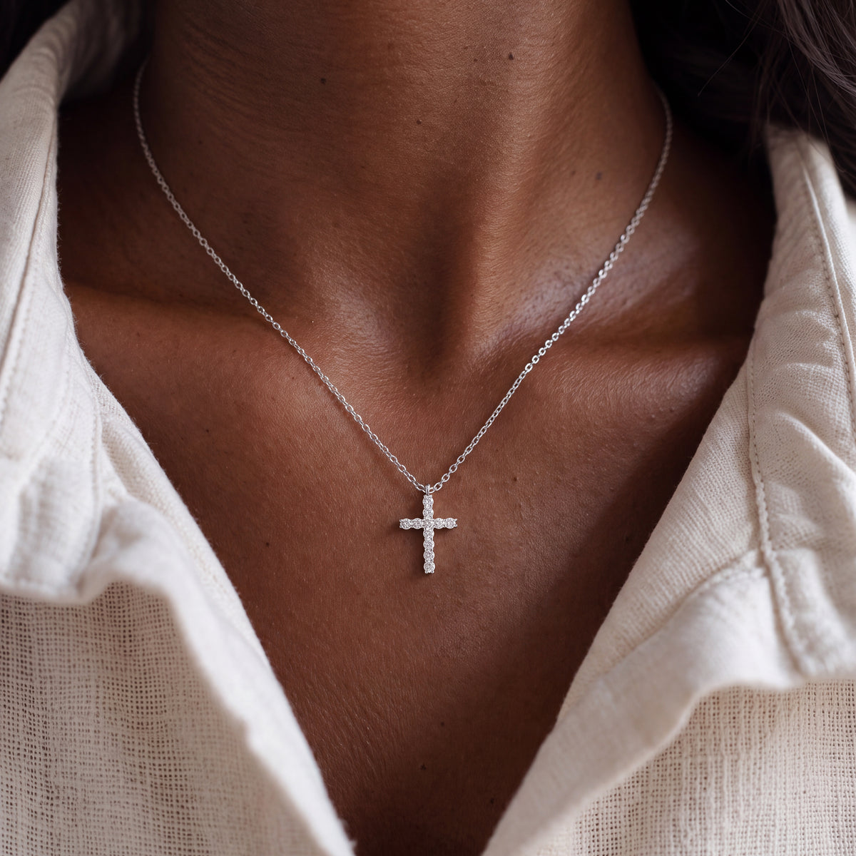 Collier croix en zirconiums
