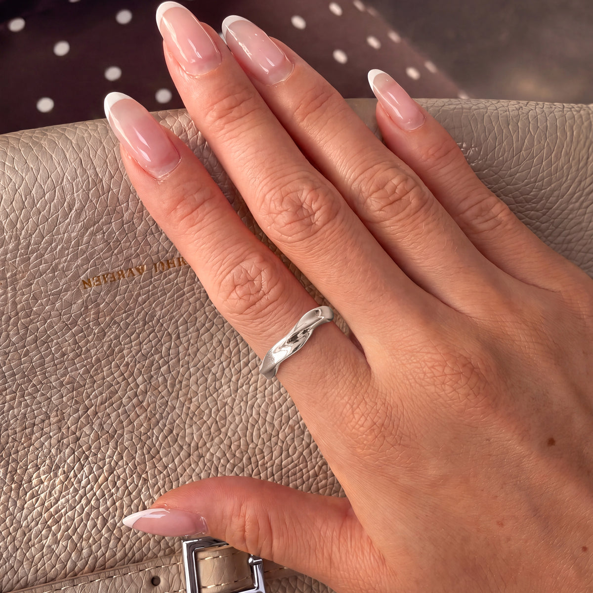 Anello con fascia intrecciata