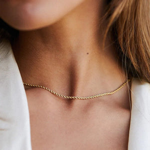 Collier fin en dentelle