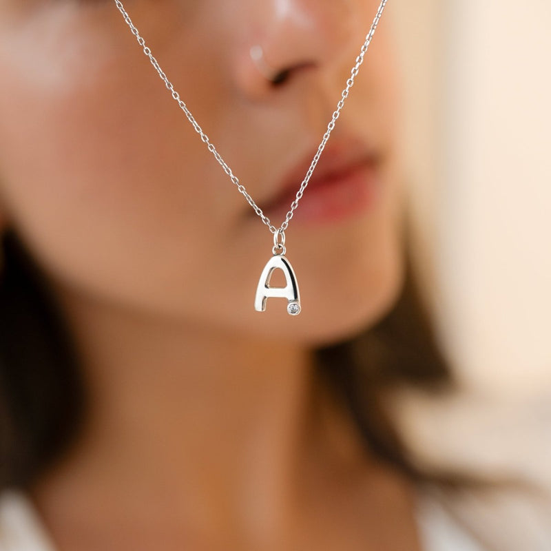 Collier initiale scintillante