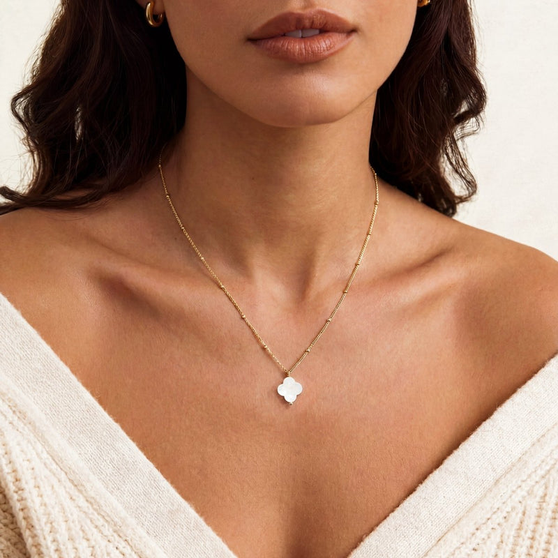 Collier trèfle blanc