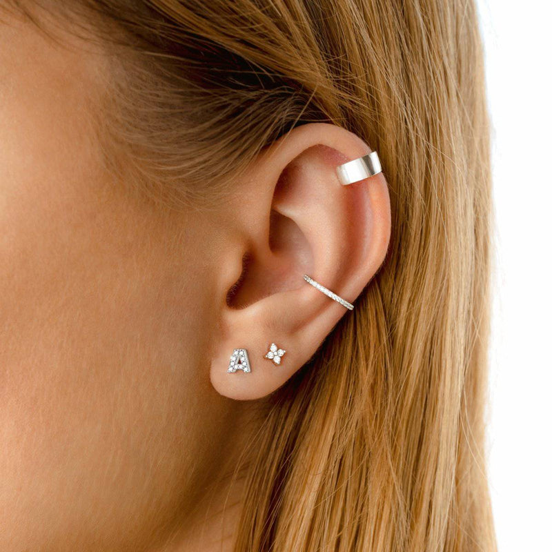Boucle d’oreille petites lettres blanche