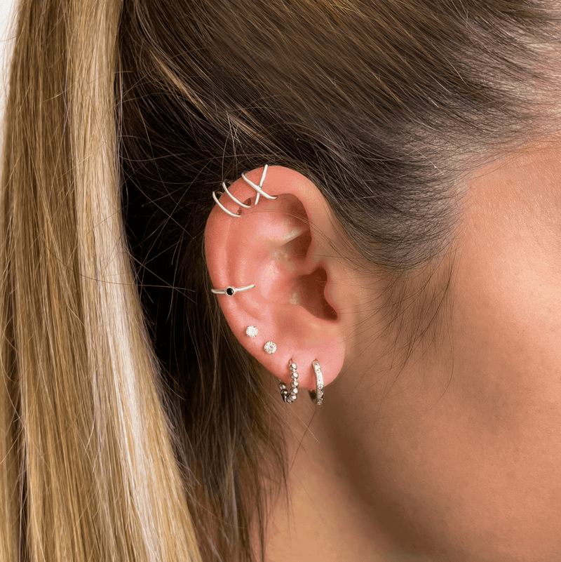 Petites boucles d’oreilles créoles brillantes