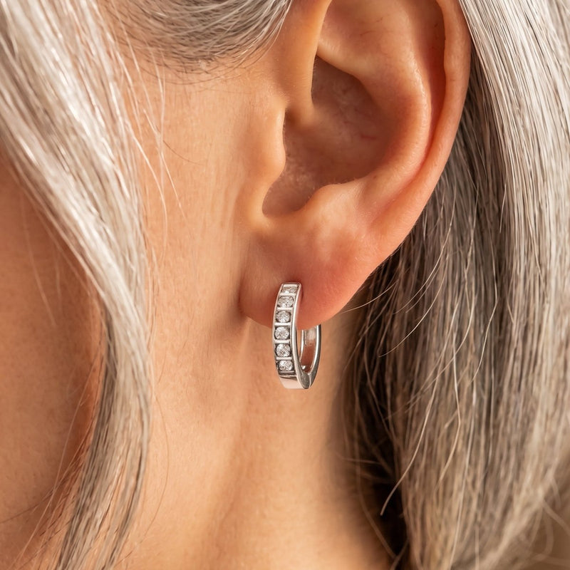 Boucles d’oreilles créoles en zircones blanches